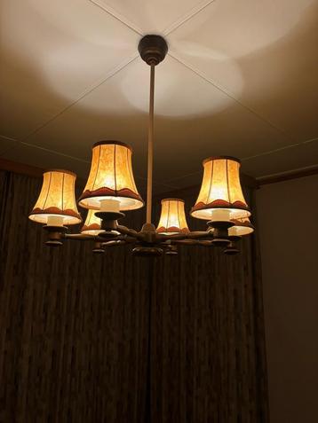 Klassieke Houten Kroonluchter met Stoffen Kappen beschikbaar voor biedingen