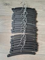 23 houten babykledinghangers, Ophalen of Verzenden, Zo goed als nieuw, Prenatal, Jongetje of Meisje