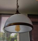 Stijlvolle klassieke hanglamp met puntgaaf melkglas., Huis en Inrichting, Lampen | Hanglampen, Ophalen, Gebruikt, 75 cm of meer