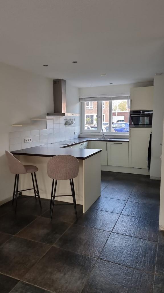 Prachtige witte U vorm keuken met bar incl apparatuur, Huis en Inrichting, Keuken | Complete keukens, Zo goed als nieuw, Wit, Kunststof