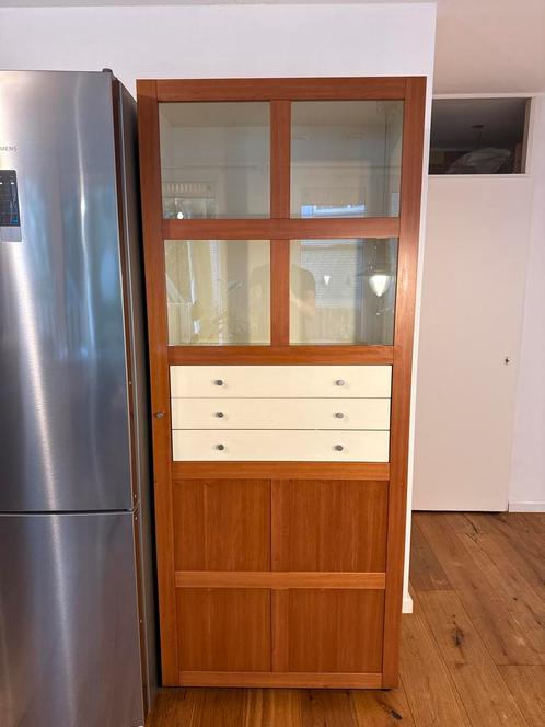 Moderne hardhout vitrinekast,  teakhout + creme wit, Huis en Inrichting, Kasten | Vitrinekasten, Zo goed als nieuw, 200 cm of meer