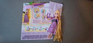 Rapunzel pop met haardraaier om krullen te maken beschikbaar voor biedingen