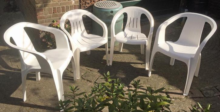 4 kunststof stoeltjes (stapelbaar) ideaal voor op de camping, Caravans en Kamperen, Kampeermeubelen, Gebruikt, Campingstoel, Ophalen