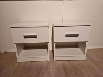 2 Nachtkastjes met lade