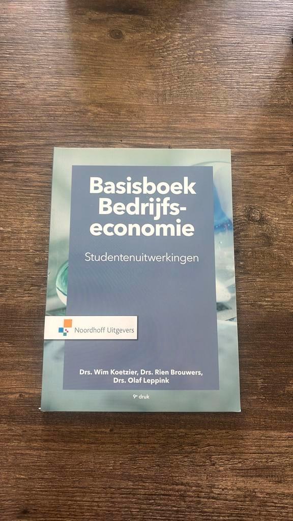 Basisboek bedrijfseconomie-studentenuitwerkingen, Boeken, Economie, Management en Marketing, Zo goed als nieuw, Management, Ophalen of Verzenden