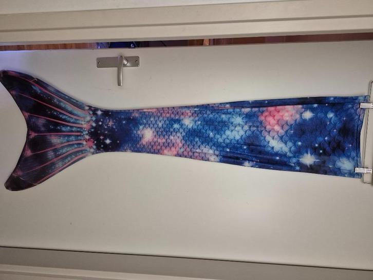 Zeemeermin staart + monovin ( mermaid sisters) maat 10, Kinderen en Baby's, Kinderkleding | Kinder-zwemkleding, Zo goed als nieuw