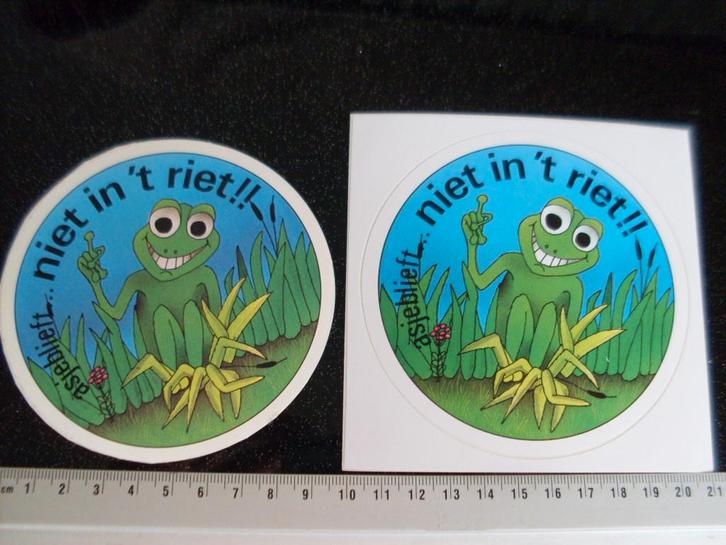 2x sticker asjeblieft.. niet in het riet kikker leefomgeving, Verzamelen, Stickers, Zo goed als nieuw, Dier en Natuur, Ophalen of Verzenden
