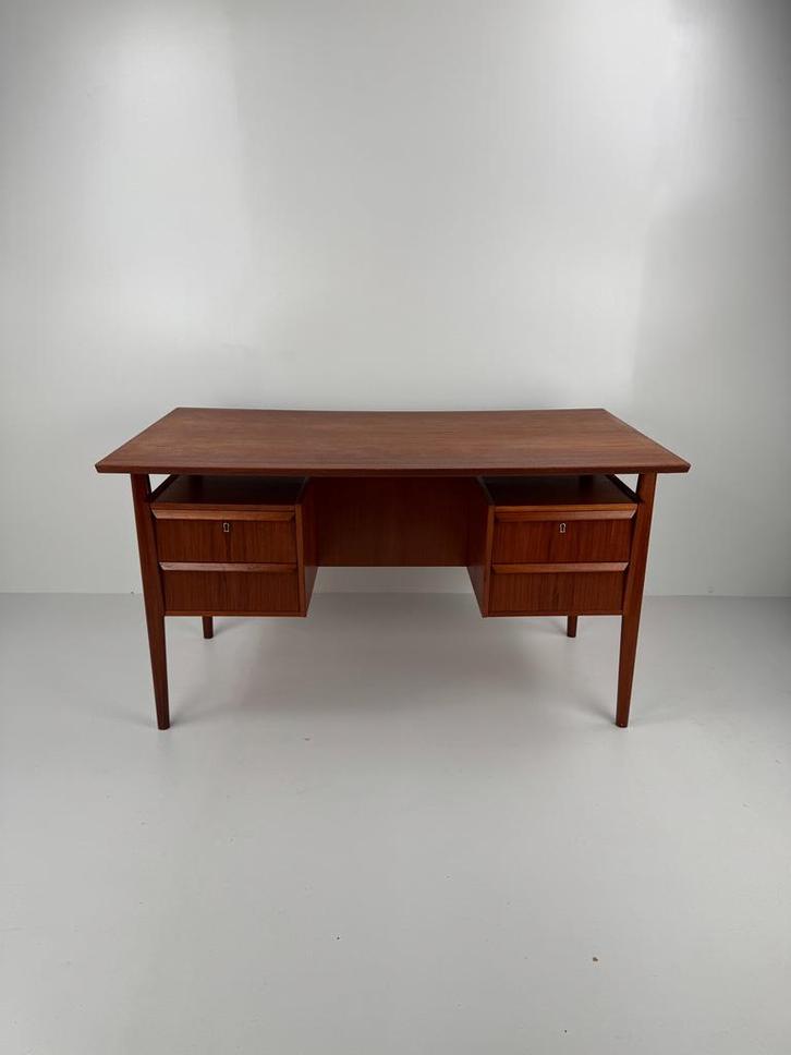 Danish Executive Desk in Teak, Huis en Inrichting, Bureaus, Zo goed als nieuw, Ophalen