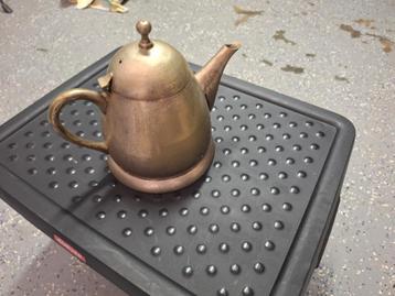 Koperen theepot beschikbaar voor biedingen