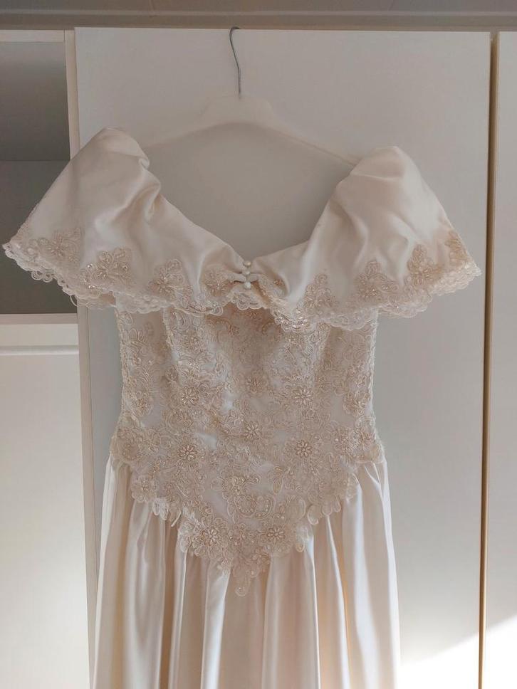 Trouwjurk in witte glanszijde, Kleding | Dames, Trouwkleding en Trouwaccessoires, Zo goed als nieuw, Trouwjurk, Wit, Ophalen of Verzenden