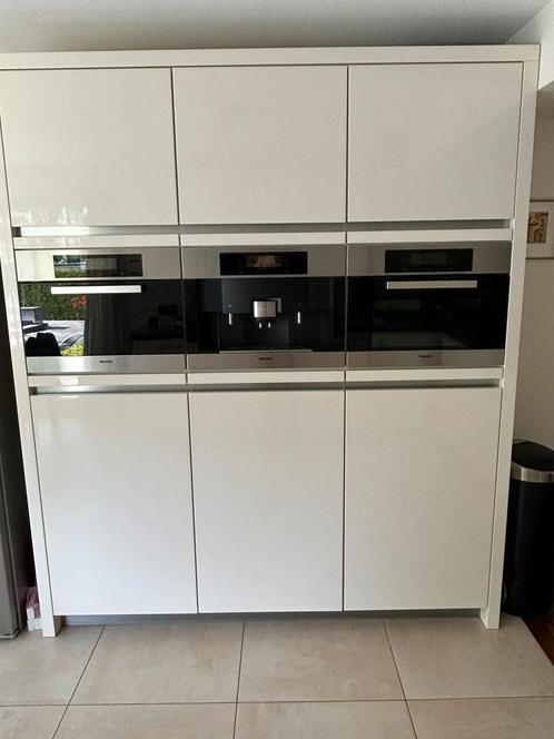 Complete moderne keuken met Miele apparatuur, Huis en Inrichting, Keuken | Complete keukens, Gebruikt, Hoekkeuken, Wit, Graniet of Steen