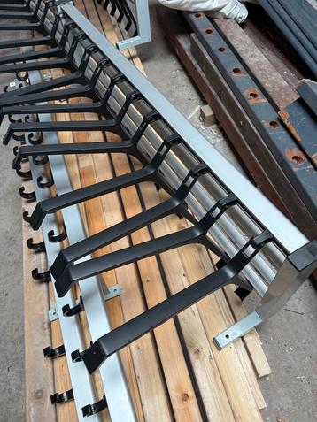Garderobe stangen met kleerhangers en haken beschikbaar voor biedingen
