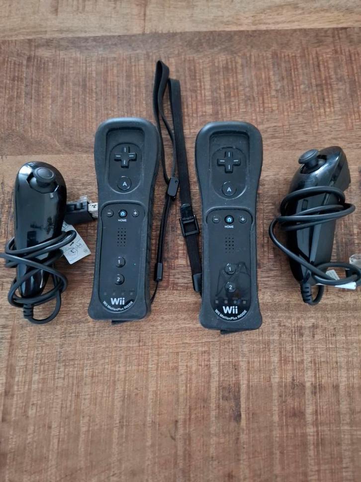Set originele  zwarte wii motion controllers met nunchucks., Spelcomputers en Games, Spelcomputers | Nintendo Wii, Zo goed als nieuw