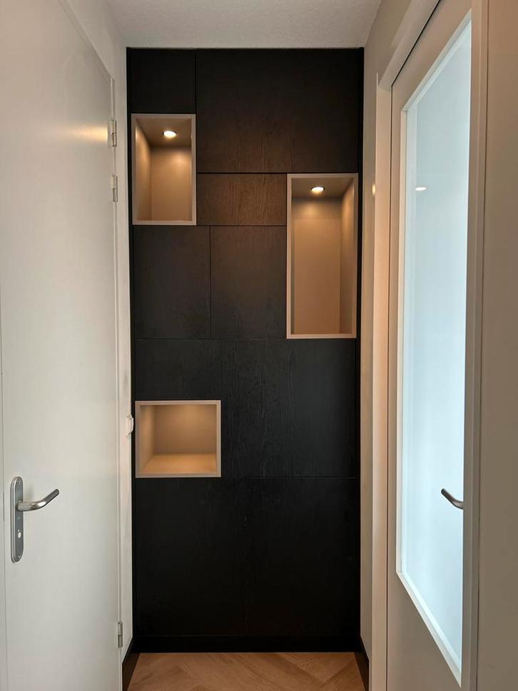 wandkast zwart eiken met nissen & verlichting, Huis en Inrichting, Kasten | Overige, Zo goed als nieuw, Ophalen