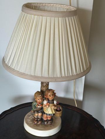 Goebel Beeldje en Unieke Hummel schemerlamp beschikbaar voor biedingen