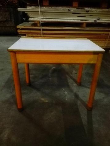 kinder tafeltje met opbergvak, schooltafeltje, lessenaar. beschikbaar voor biedingen