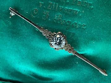 art deco brochette met lichtblauwe facet geslepen steen beschikbaar voor biedingen