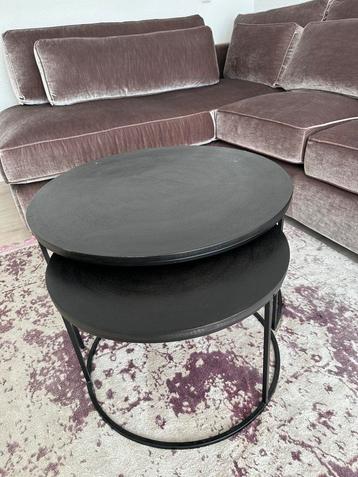mooie moderne salontafel beschikbaar voor biedingen