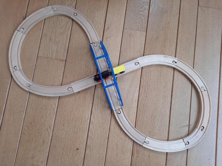 Houten treinbaan met lokomotief en spoorbrug, Kinderen en Baby's, Speelgoed | Houten speelgoed, Gebruikt, Duw- of Trekspeelgoed