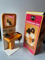 Sindy wastafel met doos, Verzamelen, Poppenhuizen en Toebehoren, Ophalen of Verzenden, Zo goed als nieuw, Poppenhuis