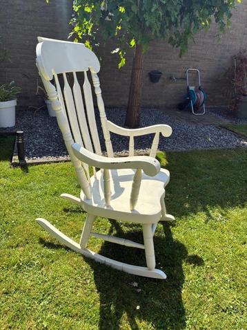 Schommelstoel wit hout vintage beschikbaar voor biedingen