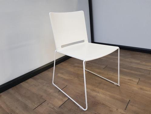 Trendy multifunctionele stoel 'Pep' wit, Huis en Inrichting, Stoelen, Gebruikt, Vijf, Zes of meer stoelen, Kunststof, Wit, Ophalen