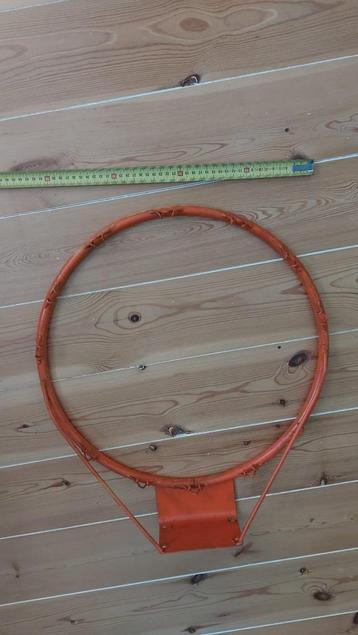 Oranje ring voor basketbal beschikbaar voor biedingen