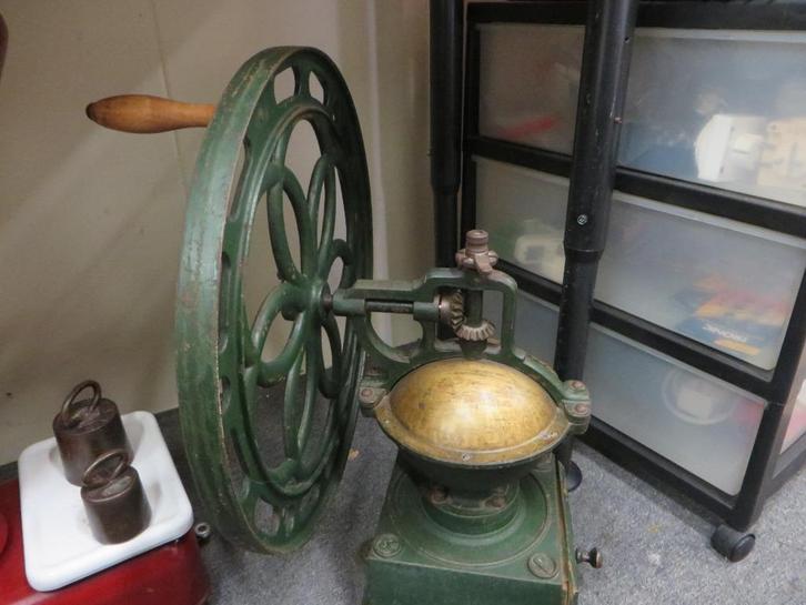 Toonbank Koffiemolen PEDE Gietijzer met Vliegwiel jaren 40, Antiek en Kunst, Antiek | Gereedschap en Instrumenten, Ophalen