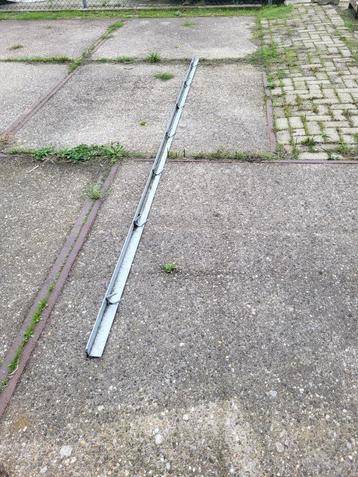 Gegalvaniseerde hoeklijn en kokerprofielen beschikbaar voor biedingen