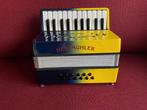 Z.g.a.n. kleine duitse Hessmüller accordeon . 12 bas ., Muziek en Instrumenten, Accordeons, Zo goed als nieuw, Weltmeister, Met riemen