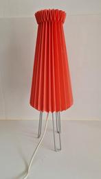 tafellampje jaren '80 met oranje/rood plooikapje, Huis en Inrichting, Lampen | Tafellampen, Minder dan 50 cm, Kunststof, Gebruikt