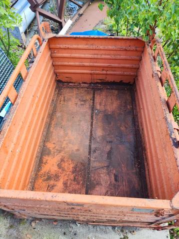 Oude ijzeren bak met uitklapbare bodem beschikbaar voor biedingen