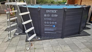 Zwembad met ombouw en A-merk warmtepomp, robotzuiger. beschikbaar voor biedingen