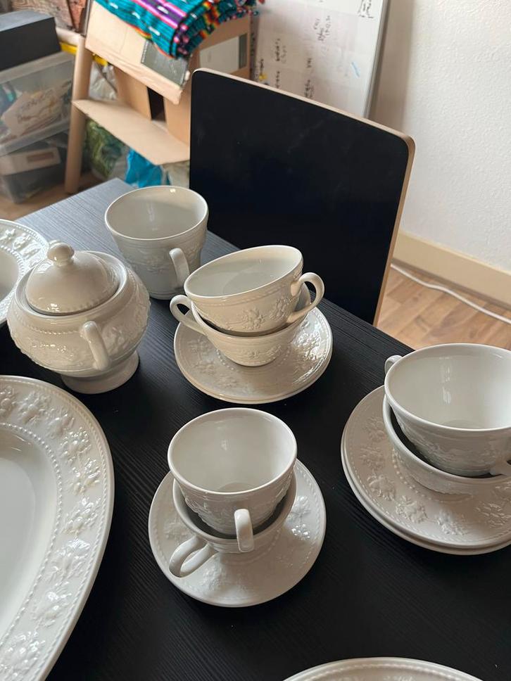 Wedgwood Home Festivity Servies, Huis en Inrichting, Keuken | Servies, Gebruikt, Compleet servies, Wedgwood, Aardewerk, Ophalen