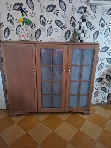 Oude schoolkast. beschikbaar voor biedingen
