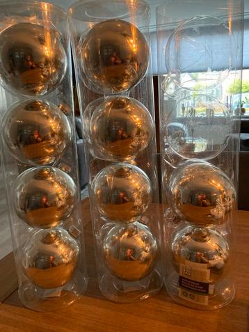 Glazen kerstballen beschikbaar voor biedingen
