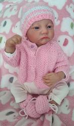 REBORN POP:MEISJE LEVI in roze setje., Ophalen of Verzenden, Nieuw, Babypop