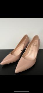 Louboutin Pumps Maat 40 Nude - Eenmaal Gedragen, Ophalen of Verzenden, Gedragen, Beige, Pumps