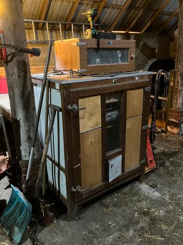 Grote antieke Favor broedmachine. beschikbaar voor biedingen