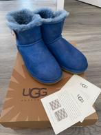 Blauwe Uggs mini bailey button maat 37, UGG, Blauw, Snowboots, Ophalen of Verzenden