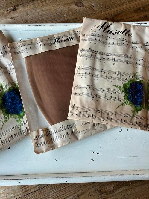 Vintage nylonkousen nylons 3 stuks, Antiek en Kunst, Antiek | Kleding en Accessoires, Dames, Ophalen