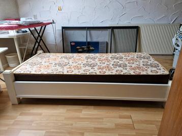 Eenpersoonsbed wit met lattenbodem en matras beschikbaar voor biedingen