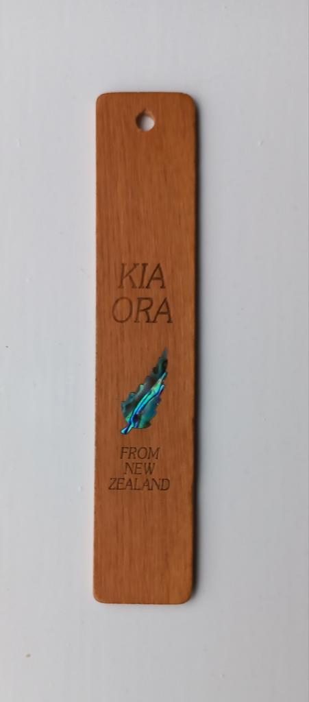 Nieuw Zeelands houten bladwijzer ingelegd met paua schelp, Verzamelen, Boekenleggers, Nieuw, Buitenland, Ophalen of Verzenden