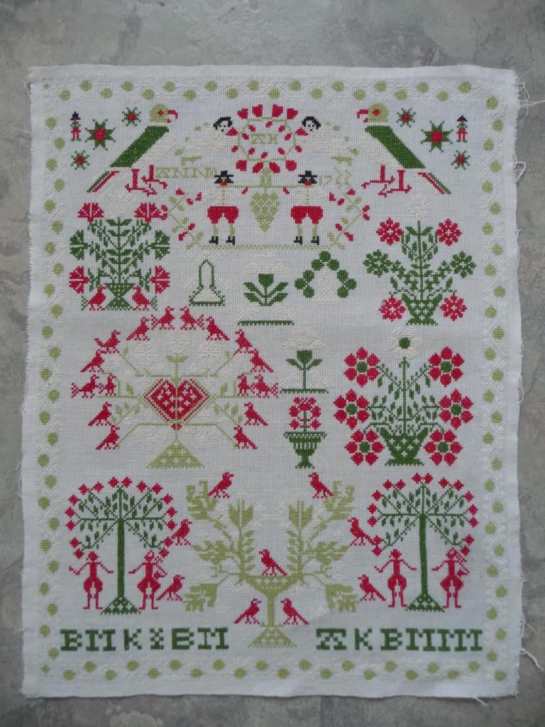 Borduurwerk "Merklap"(rood-groen), Hobby en Vrije tijd, Borduren en Borduurmachines, Ophalen of Verzenden, Gebruikt, Handborduren