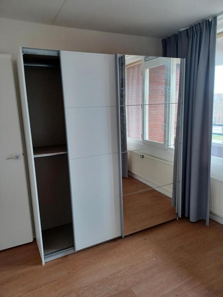 Kledingkast met schuifdeuren en spiegel aan buitenzijde, Huis en Inrichting, Kasten | Kledingkasten, Zo goed als nieuw, 200 cm of meer