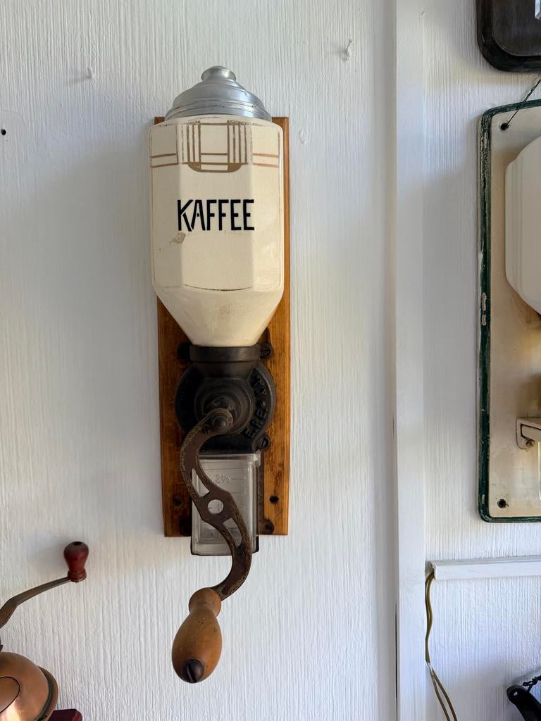 Vintage wandkoffiemolen met keramische trechter, Ophalen