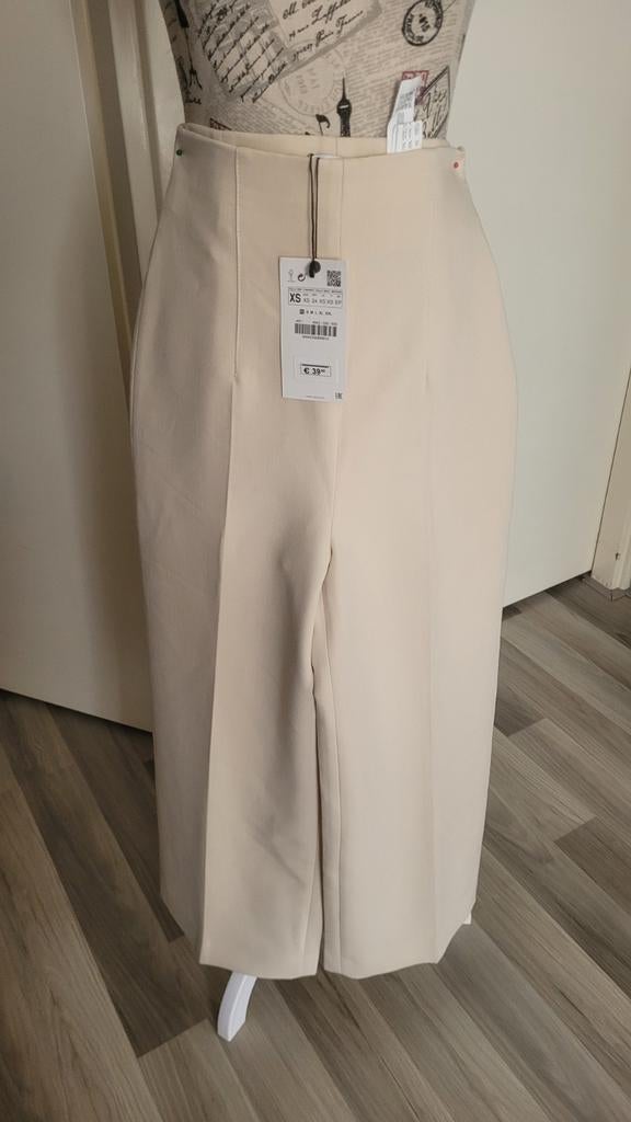 Nieuwe Zara broek XS - Crèmekleurige pantalon, Kleding | Dames, Broeken en Pantalons, Nieuw, Ophalen of Verzenden, Maat 34 (XS) of kleiner
