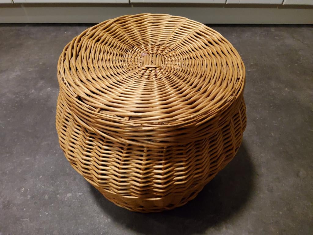Rotan mand met deksel, Huis en Inrichting, Woonaccessoires | Schalen en Manden, Ophalen, Zo goed als nieuw, Rond, Riet