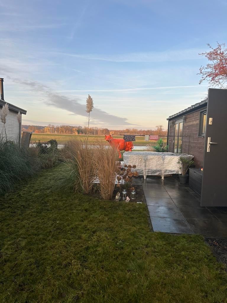 Chalet met uitzicht op de IJssel, Resort Rhederlaagse Meren, Huizen en Kamers