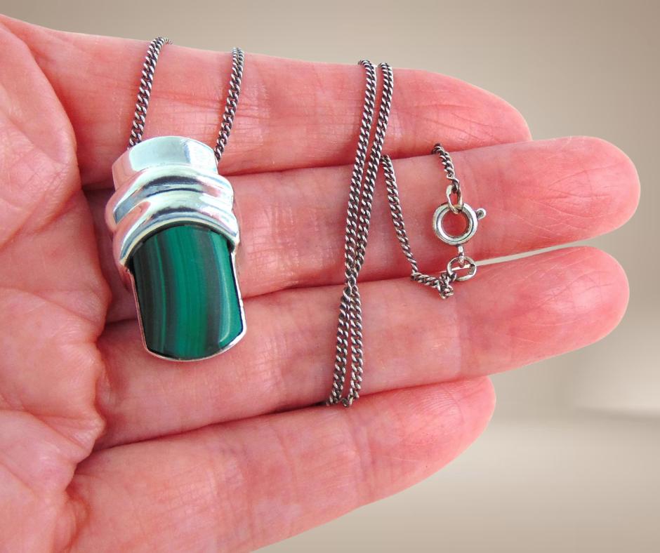 Modernist Fins KAUNIS KORU 925 zilver malachiet hanger 1979!, Overige voorstellingen, Verzenden, Zo goed als nieuw, X